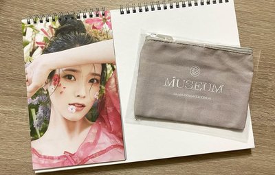 IU 李知恩 2023官方年曆組