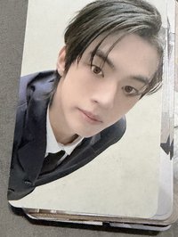 道勳西裝仰頭