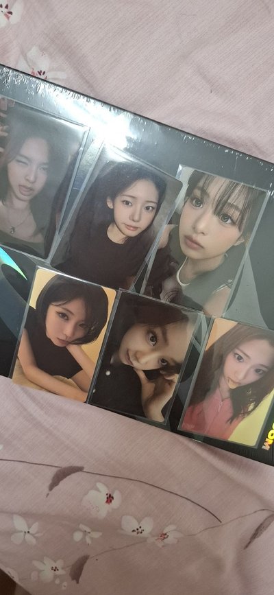 現貨。Weverse 單封預購特典一套。