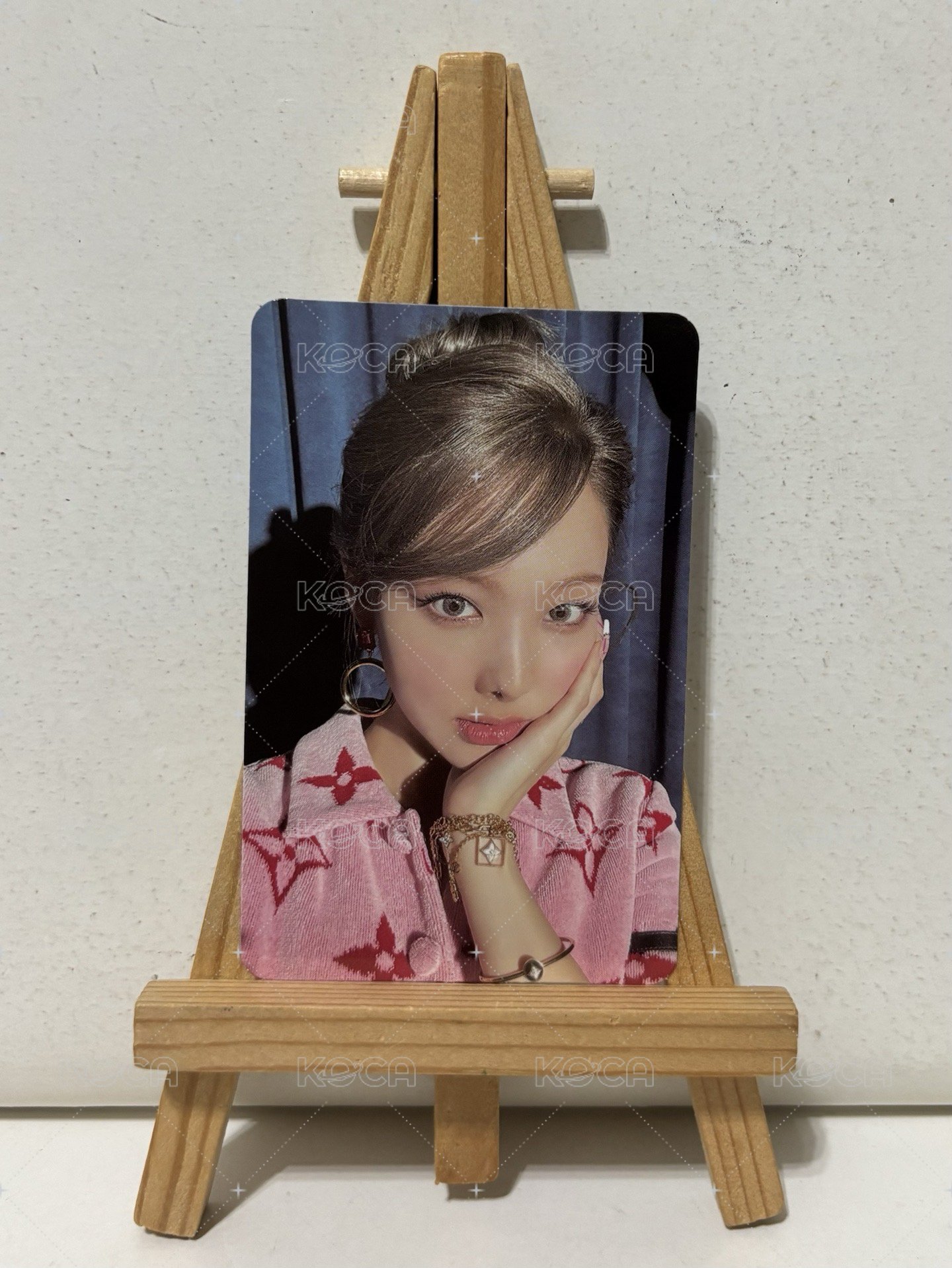 粉衣捧臉