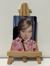 粉衣捧臉