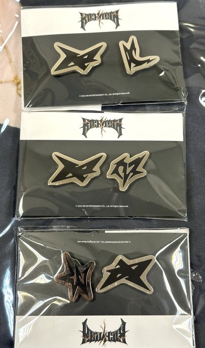 aespa RICH MAN 別針徽章 附小卡 包包裝飾