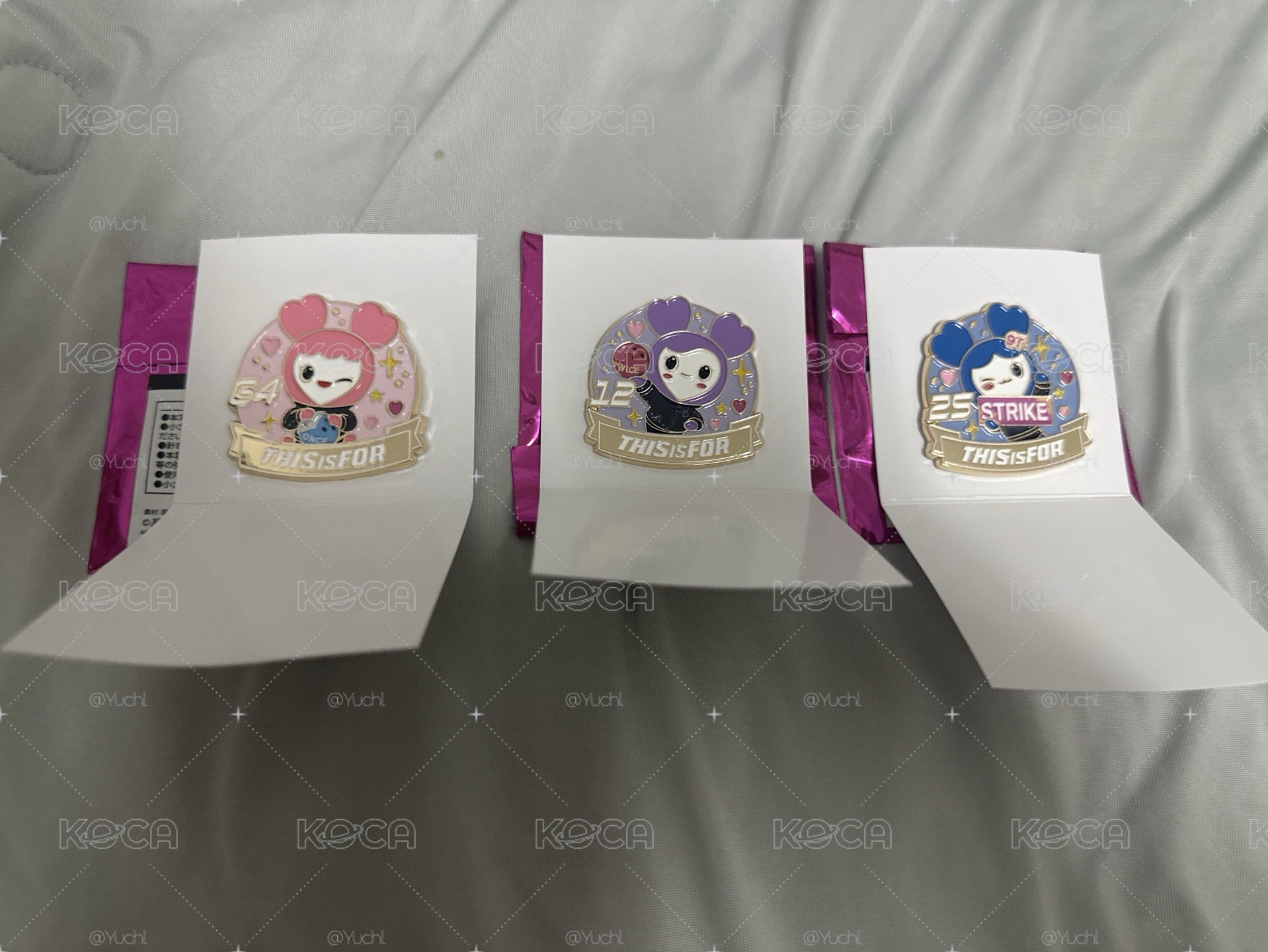 TWICE 六巡金屬徽章