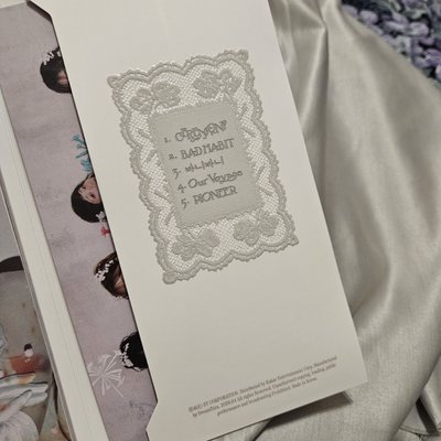 QWER 迷四 專輯 塔 單封 空專，小卡以外都有，近全新，無瑕疵，Booklet Magenta ver.