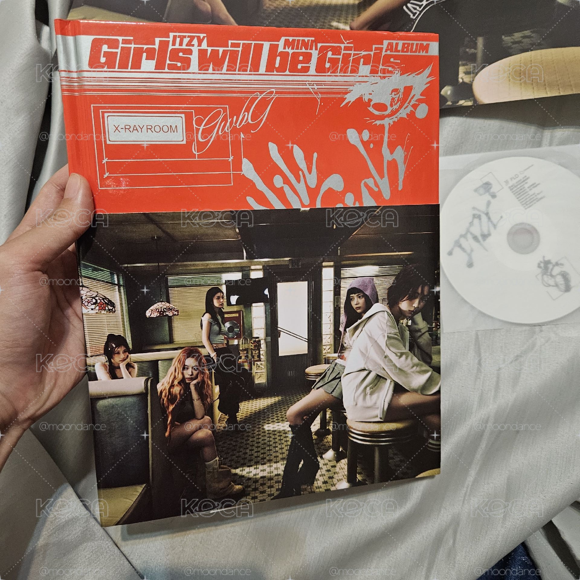 ITZY GWBG 專輯 空專，僅含寫真書+海報+CD，Photo book ver.