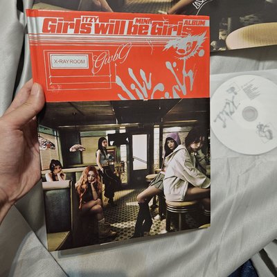ITZY GWBG 專輯 空專，僅含寫真書+海報+CD，Photo book ver.