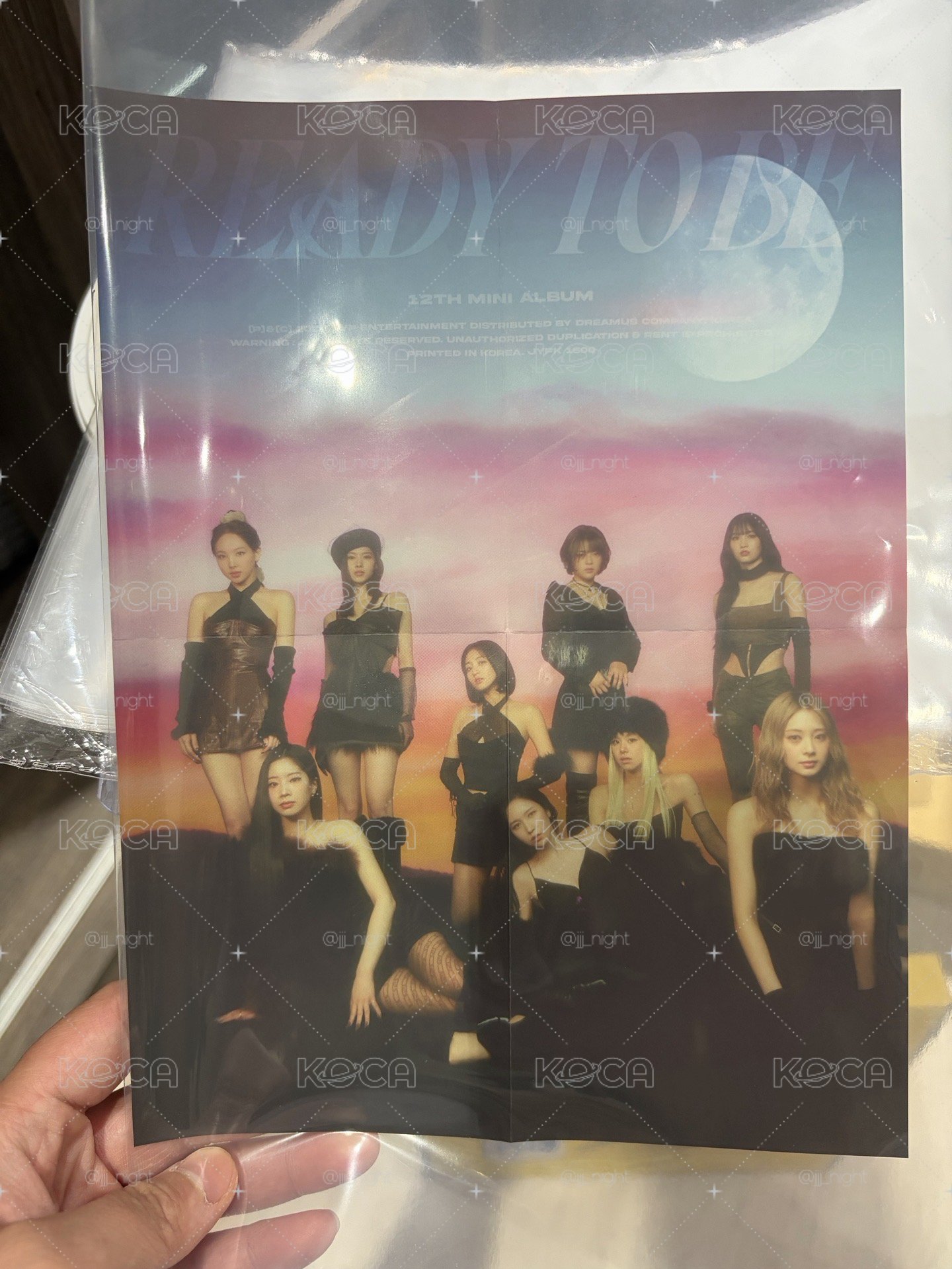 TWICE READY TO BE 海報