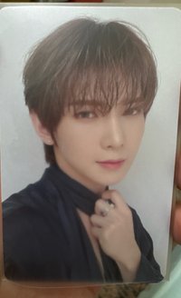 依舊是領口微緊