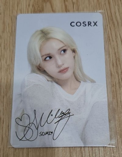 COSRX 與韓國歌手 全昭彌 (Somi) 的聯名限定小卡