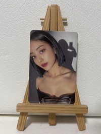 短髮黑衣自拍效