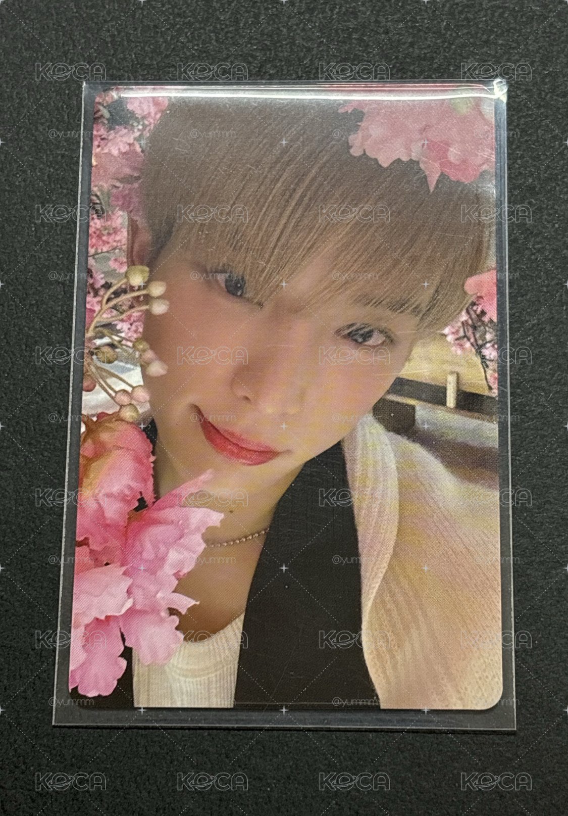 花叢中有一隻小兔子