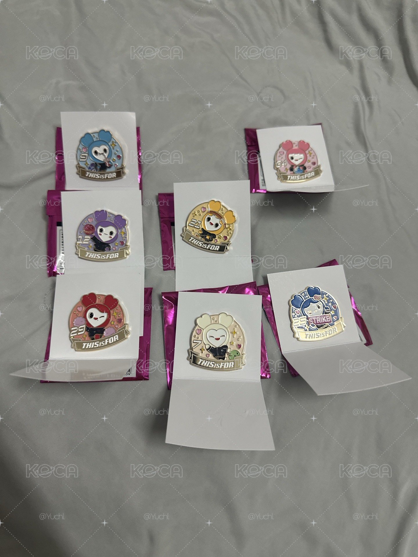 TWICE 金屬徽章