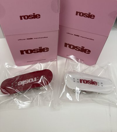 Rosé快閃店滑板