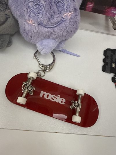 Rosé快閃店滑板