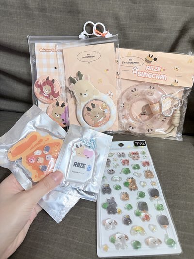 上海 快閃 烏拉鹿徽章+泳圈吊飾+冰箱貼+壓克力吊飾+大頭吊飾組（送泰國立體貼紙）