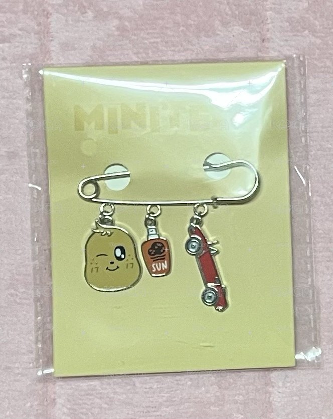 圓奎別針襟章