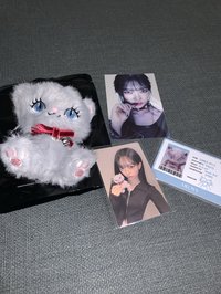 SOOIN  拿著貓貓 