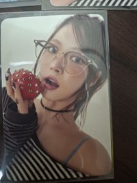 咬著紅色球採
