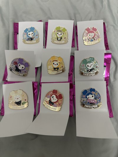 TWICE 金屬徽章