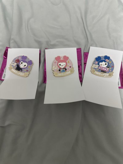 TWICE 金屬徽章