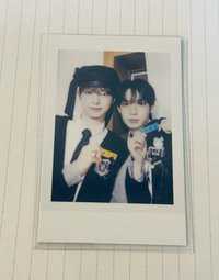 玗進立于合照