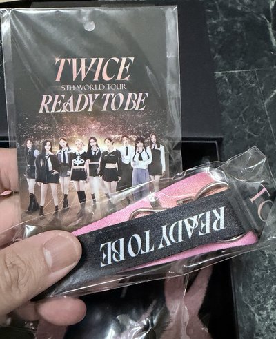  TWICE 5TH WORLD TOUR 'READY TO BE' in JAPAN 的 VIP 特典禮盒。