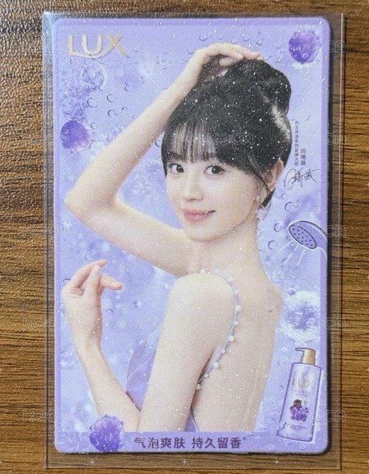 小田側身微笑