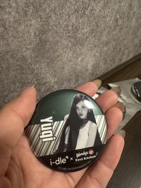 Yuqi 金屬款圓形徽章