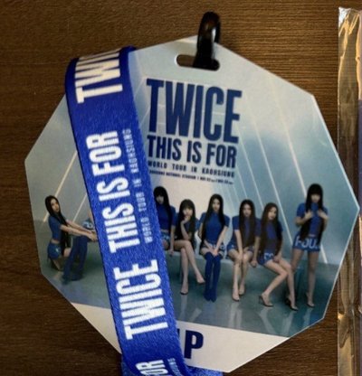 TWICE 六巡VIP吊牌卡。 四入）