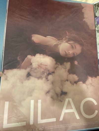 IU LILAC 黑版海報