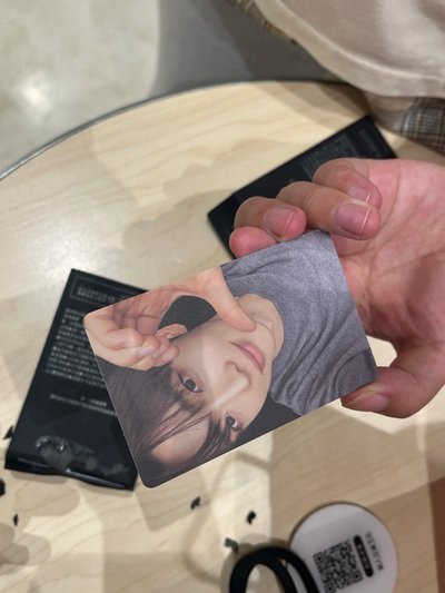 茉莉奶白代言卡 拿杯奎比心彥