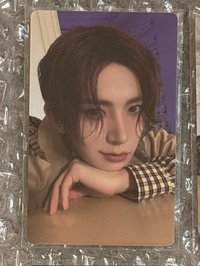 紅髮托下巴