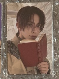 紅髮拿書