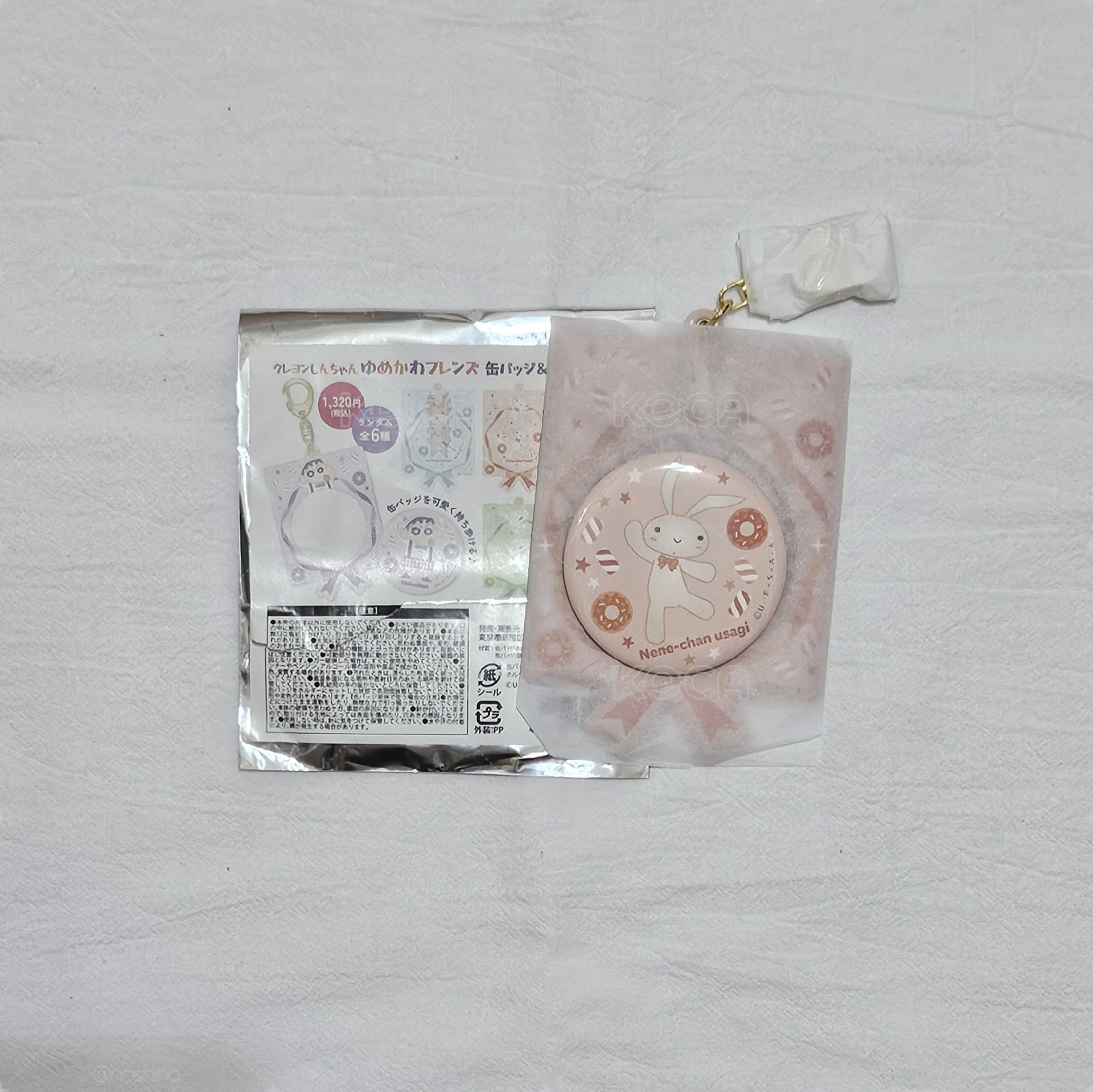〈蠟筆小新〉幸福兔緞帶系列徽章吊飾