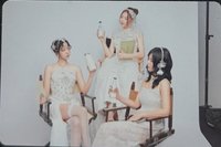 三人白衣