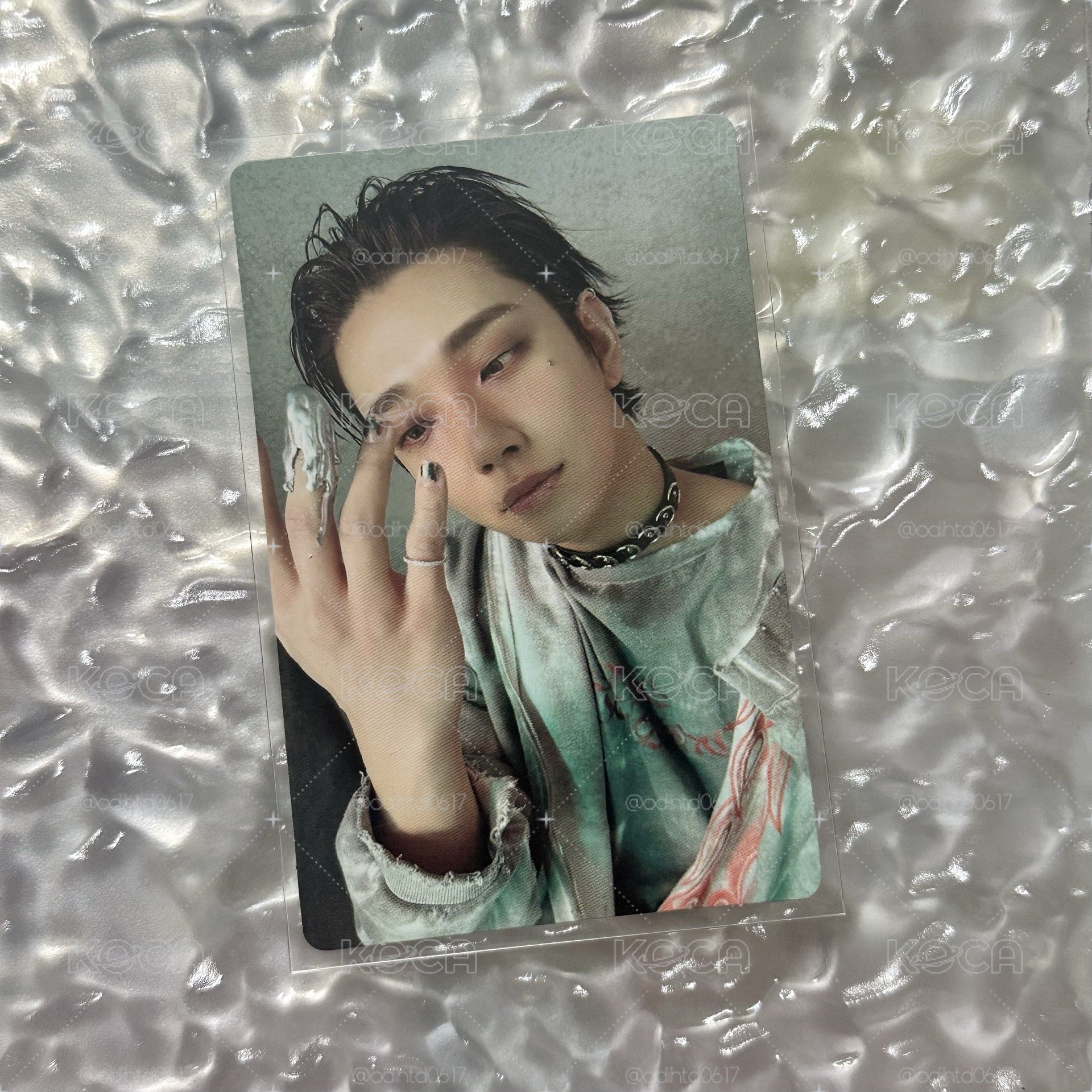 看起來有點中二病的洪知秀