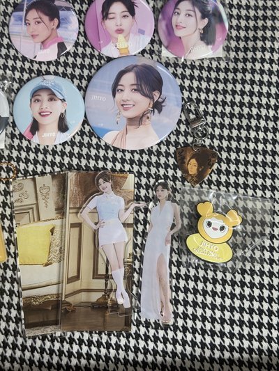 （有增加些東西 現貨 整圖出 可當日寄出）twice lovelys 志效盤 徽章套 卡套 jively 證件照pick