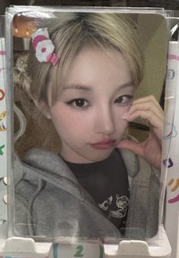 楠藝臉頰比心