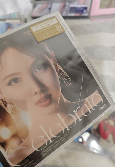 未拆。依價格會附贈一些空專or小卡