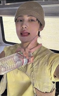 你總是吐舌裝可愛