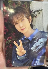 花牆前的少年