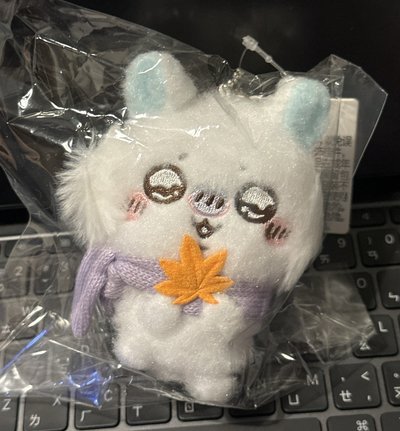 名創 吊娃 毛茸茸過冬楓葉圍巾吊飾 小桃