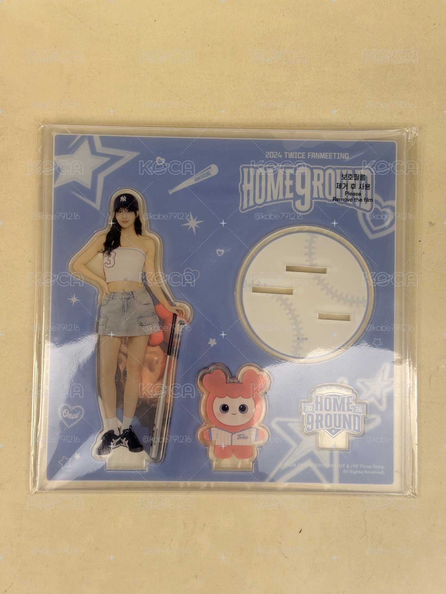 MOMO 九周年立牌
