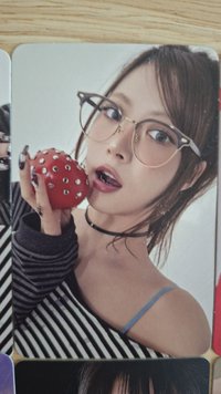 咬著紅色球採