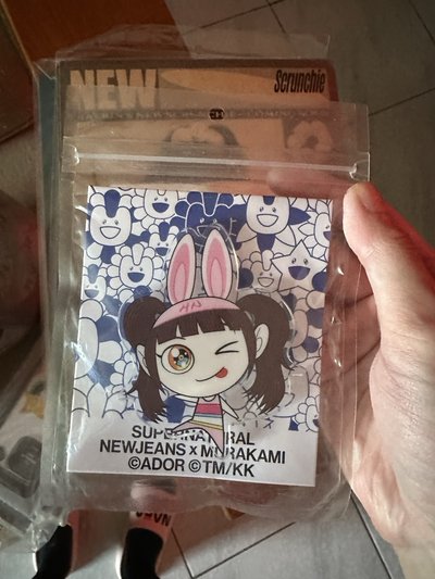 NewJeans haerin美國雜誌+how sweet團封+筆+手機支架*2+