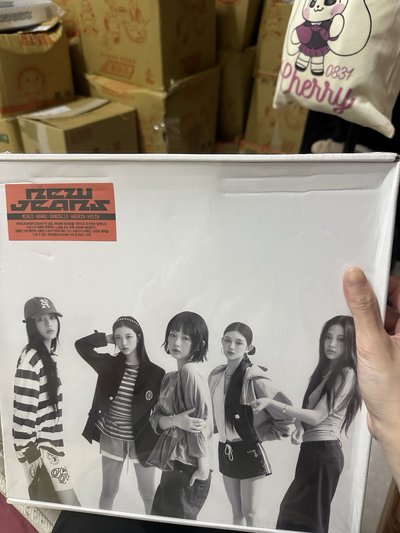 NewJeans haerin美國雜誌+how sweet團封+筆+手機支架*2+