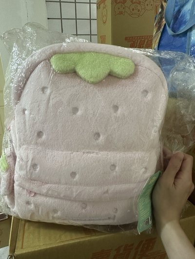 IVE怜草莓包全新未拆（有證件組草莓頭套）