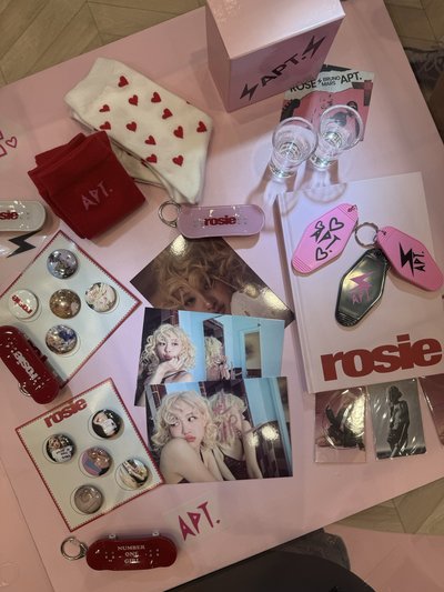Rosé 滑板吊飾盲盒