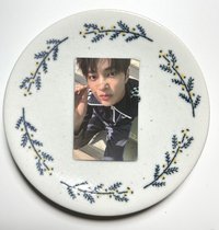 小狗採路邊野草