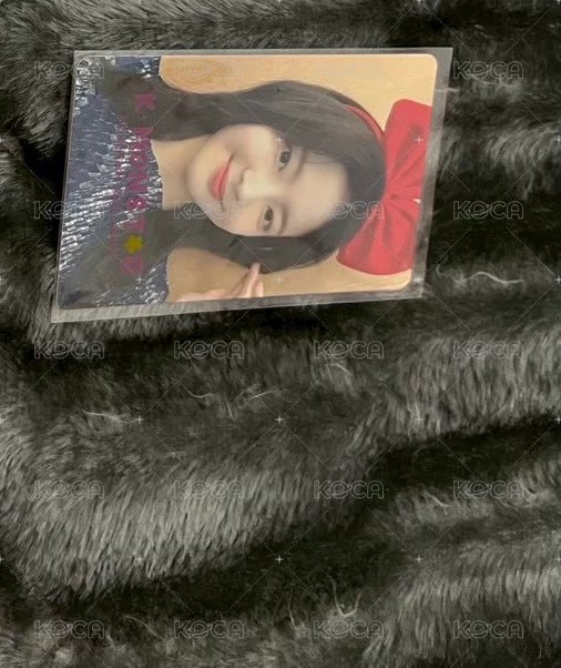 Lia紅色蝴蝶結